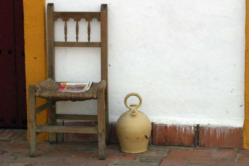 Una silla de anea y un botijo: ¿puede haber algo más sevillano? (FOTO: Javier Martínez)