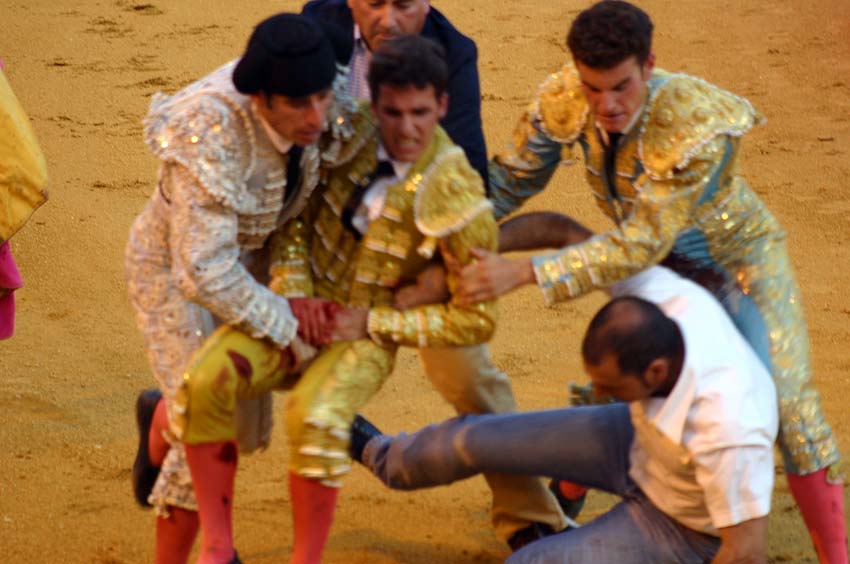 El propio Antonio Espaliú tapona el boquete de la cornada camino de la enfermería. (FOTO: Javier Martínez)