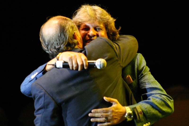 Soto abraza a José Mercé tras interpretar 'El silencio del Sur'.