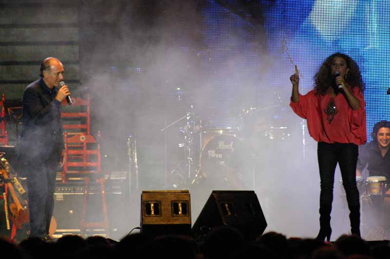 José Manuel Soto y Lolita cantando 'Abrázame'.