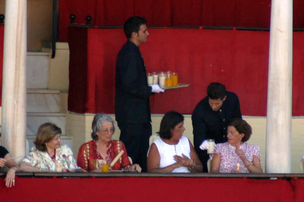 Los maestrantes saben cuidarse: servicio de bebidas refrescantes. (FOTO: Javier Martínez)