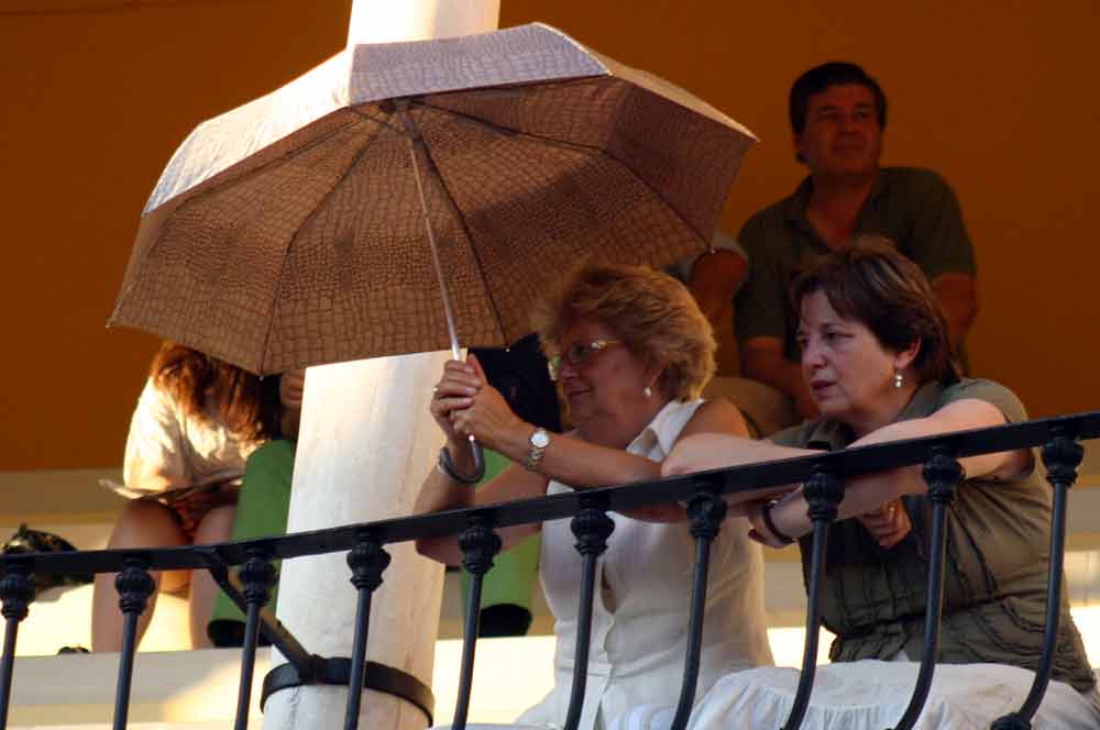 Esta tarde han aparecido bastantes paraguas en los tendidos de la Maestranza. (FOTO: Javier Martínez)