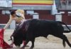 El sevillano Pepe Moral toreando esta tarde con la derecha en la plaza de Madrid. (FOTO: las-ventas.com)