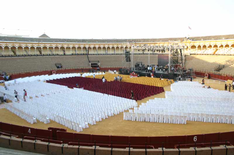 El escenario se colocó delante de toriles y todo el ruedo se habilitó con sillas.