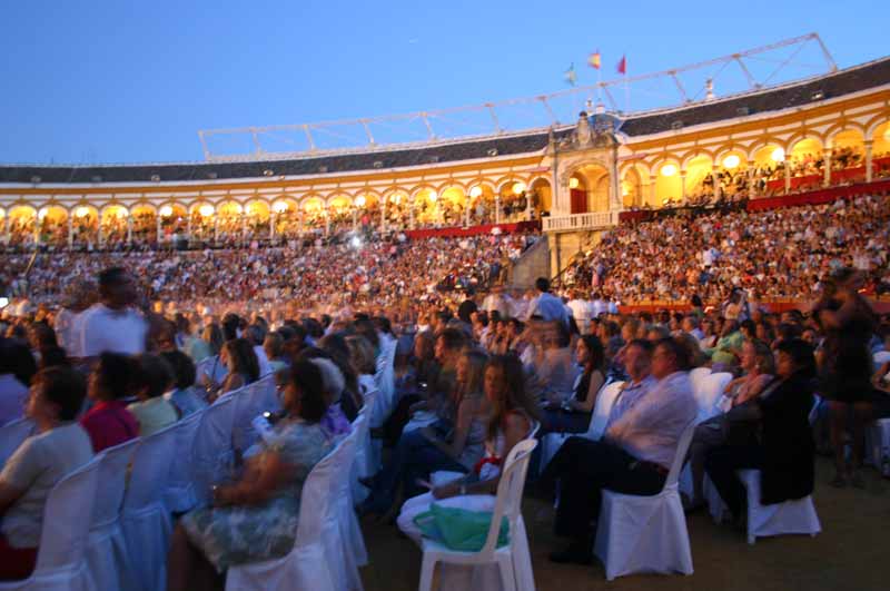 La plaza sevillana se llenó por completo para disfrutar de una velada inolvidable.