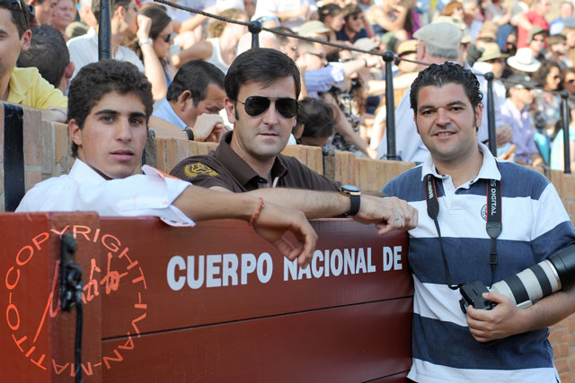 El novillero Rafael Cerro, el banderillero sevillano Agustín Marín y Eduardo López. (FOTO: Matito)