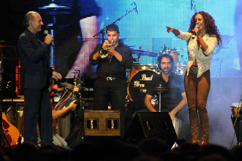 Y a continuación su hermana, Rosario Flores, pura energía.