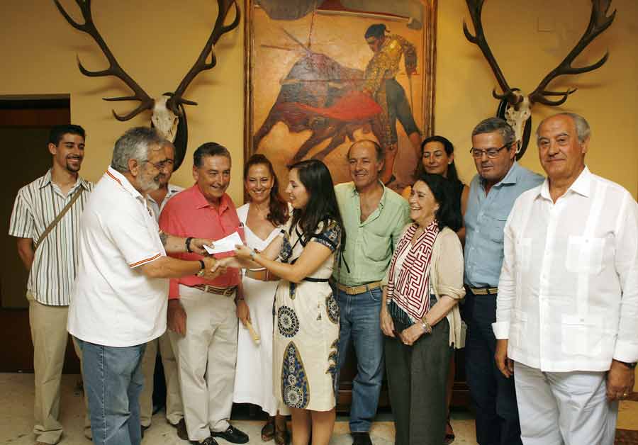 Eduardo Canorea hace entrega del donativo en calidad de cesión del piso plaza para el concierto. (FOTO: lamaestranza.es)