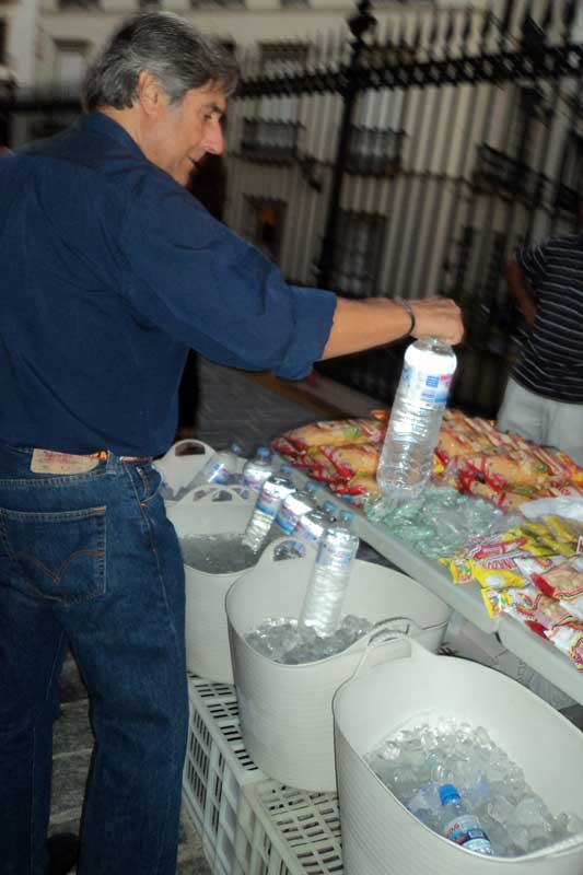 Dos euros por una botella (de plástico) de dos litros de agua.