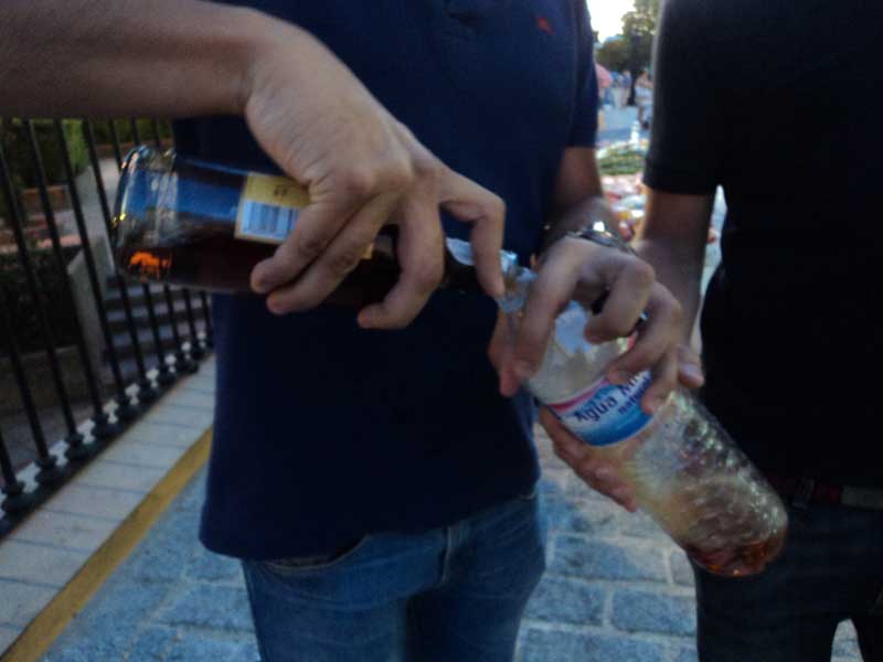 ...a las botellas de plástico de agua para poder entrar a la plaza.