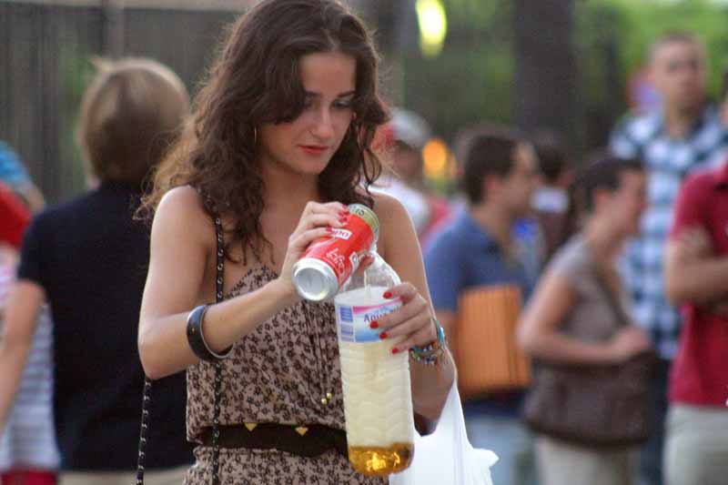 Y ya se puede entrar con una botella de dos litros de cerveza sin tapón.