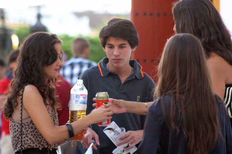 Las botellas vacías de agua recién compradas sirven...