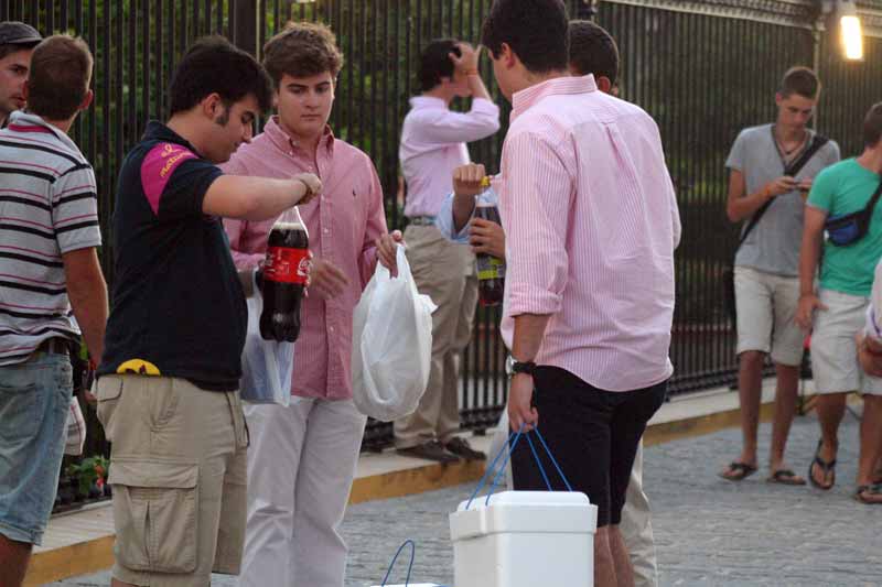 Las bebidas en envase de plástico deben ir sin tapones.