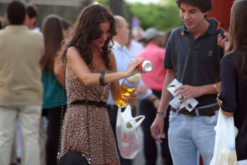 ...para poder rellenarlas con las cervezas de las latas prohibidas.