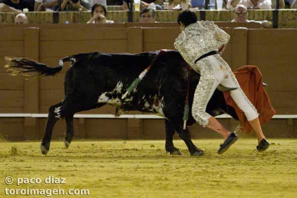 El novillo empala a Brandon Campos. (FOTO: Paco Díaz)