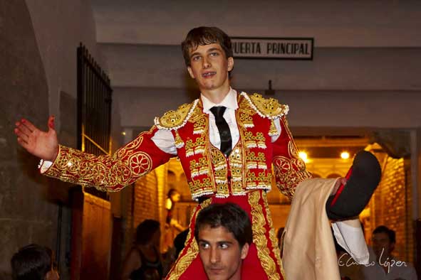 José Ángel Fuentes, a hombros por la puerta de cuadrillas tras cortar dos orejas. (FOTO: Eduardo López)