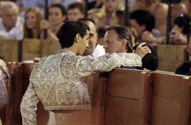 Héctor Roberto, de la Escuela de Écija, brinda a su profesor, el sevillano Pepe Luis Vargas, una faena en la Maestranza el pasado jueves. (FOTO: lamaestranza.es)