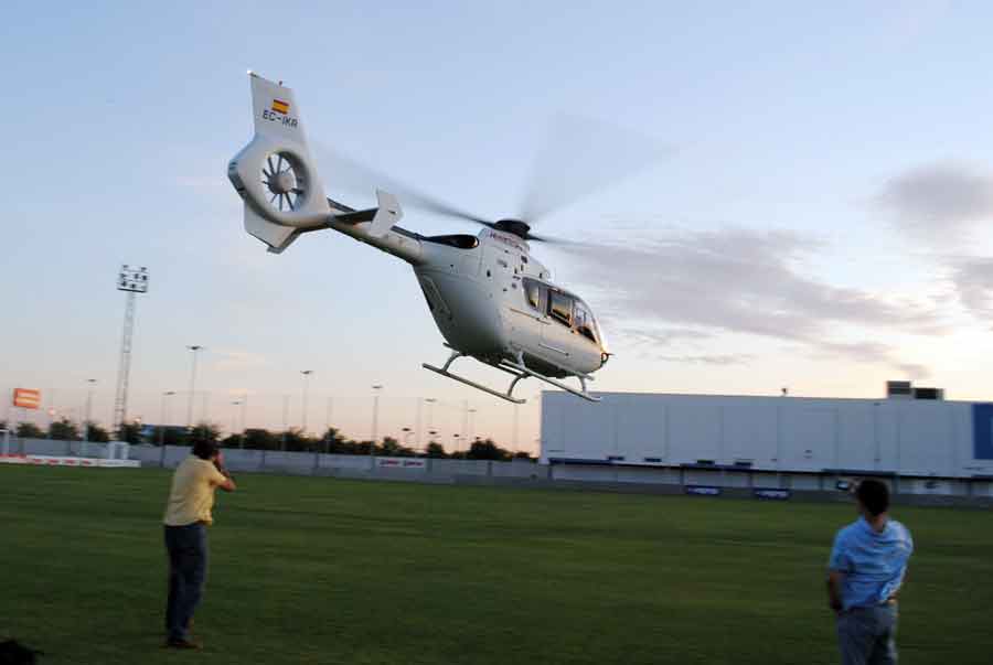 El helicópero despega transportando al torero sevillano y parte de su cuadrilla. (FOTOS: Toromedia)