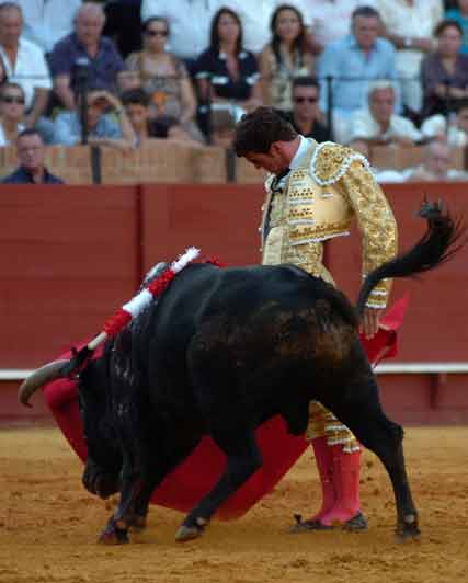 Buen toreo de Fernando Adrián. (FOTO: López-Matito)