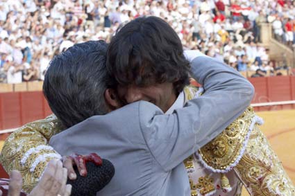 Curro Díaz brinda su primer toro al cirujano jefe de la plaza, doctor Octavio Mulet. (FOTO:López-Matito)