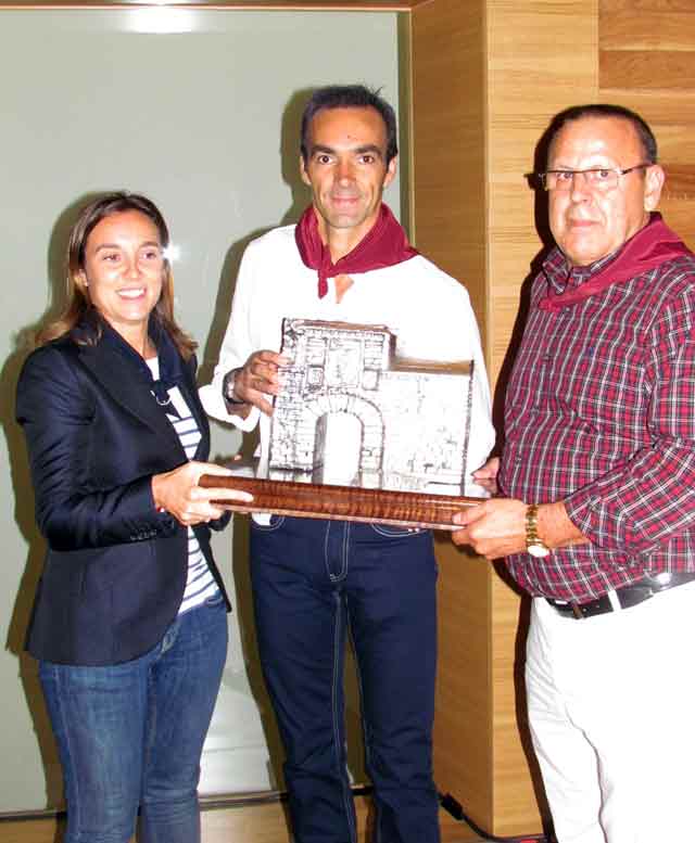 La alcaldesa de Logroño y el presidente del Club Taurino Logroñés entregan el trofeo a El Cid. (FOTO: Javier García/Toromedia)