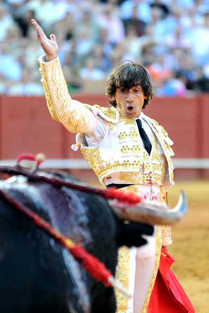 Curro Díaz, tras la estocada al primero. (FOTO: López-Matito)