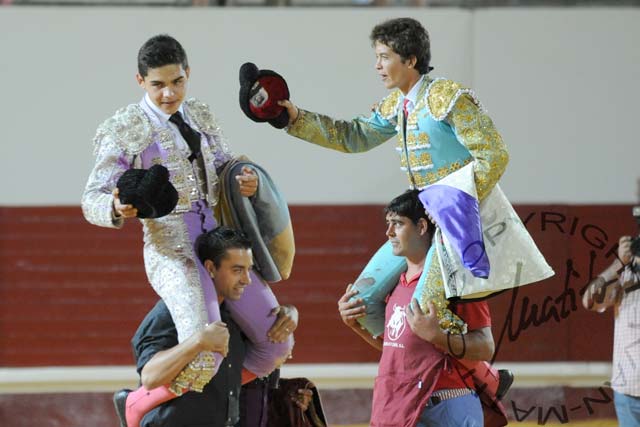 Eloy Hilario y Alejandro Jiménez, a hombros al finalizar el festejo. (FOTO: López-Matito)