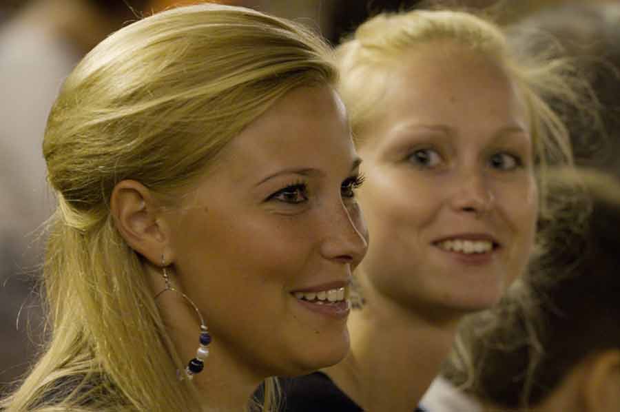 Guapas guiris en la tarde de hoy en la Maestranza. (FOTO: Paco Díaz/toroimagen.com)