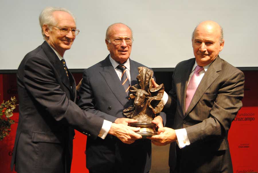 El ganadero Joaquín Núñez del Cuvillo -en el centro- recoge el trofeo 'Ganadería estrella' 2011.