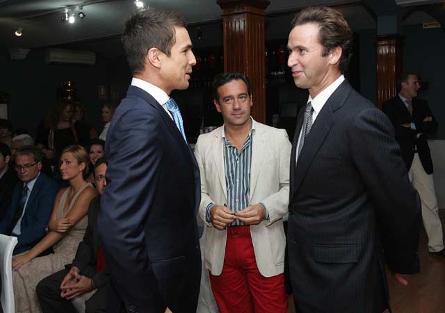 Manzanares y Álvaro Núñez, junto a Francisco Mateos, redactor de SEVILLA TAURINA. (FOTO Manuel Olmedo / La Razón)