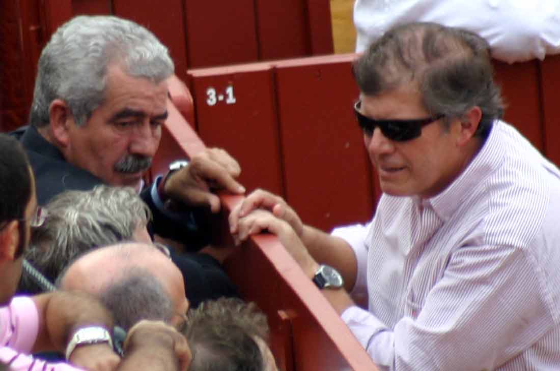 El director general de Espectáculos de la Junta, Luis Partida, y su Jefe del Servicio en Sevilla, José Antonio Delgado, en el famoso burladero de la Junta. (FOTO: Javier Martínez)