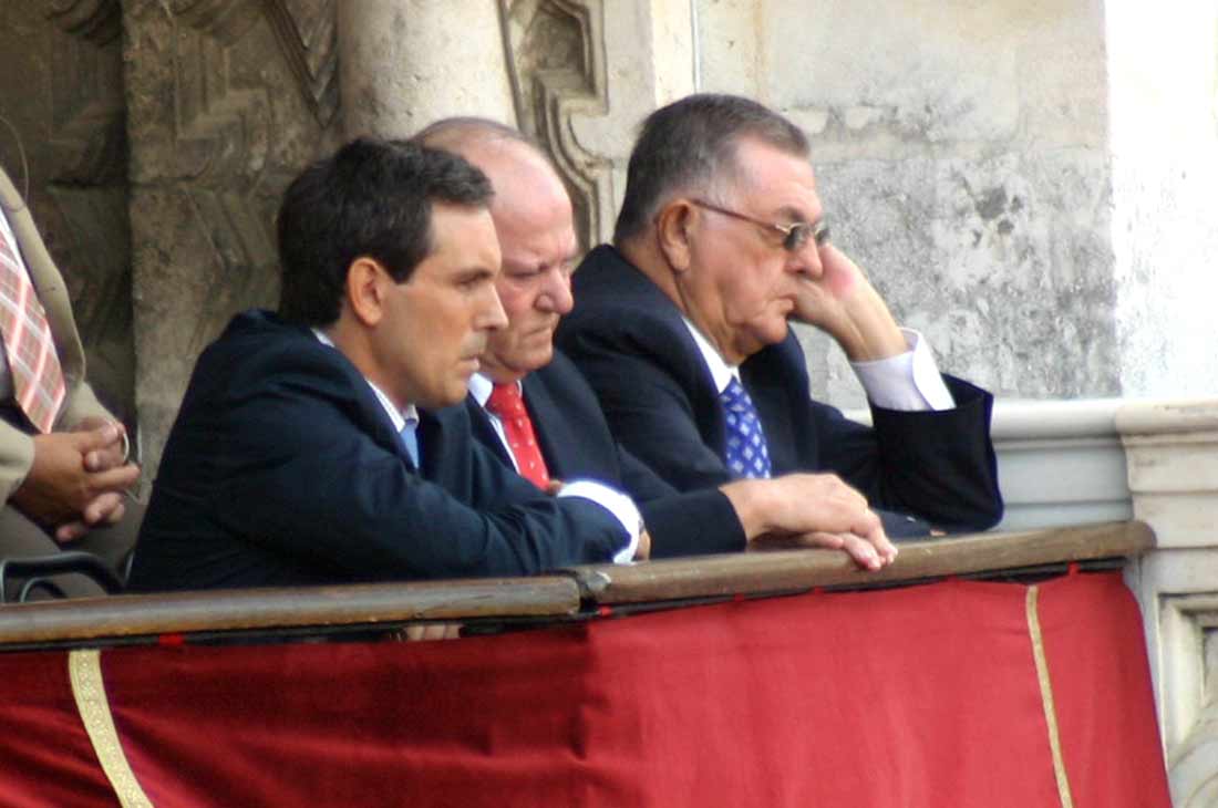 Los tres 'enchufados' de la delegada de la Junta, Carmen Tovar, vía 'Castilleja conection'. (FOTO: Javier Martínez)