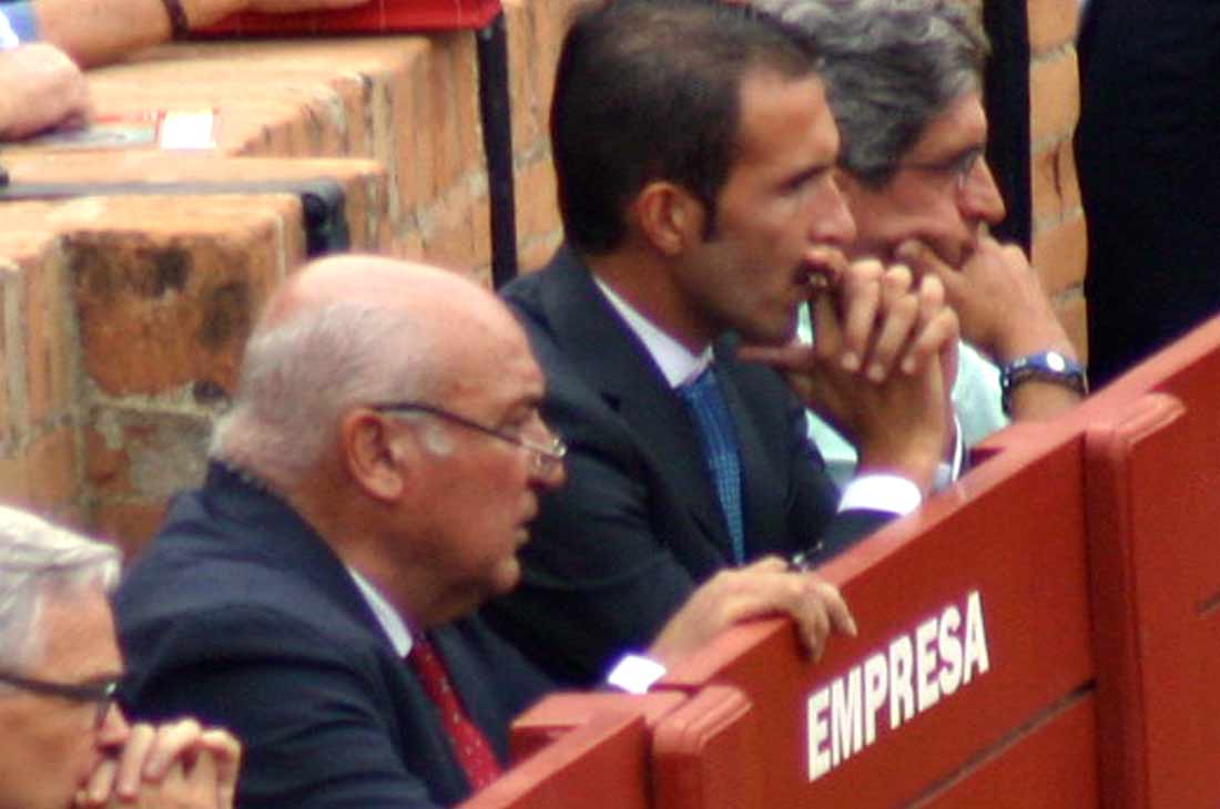 Los ganaderos de la tarde, José Luis Pereda e hijo, anotando el comportamiento de sus toros. (FOTO: Javier Martínez)