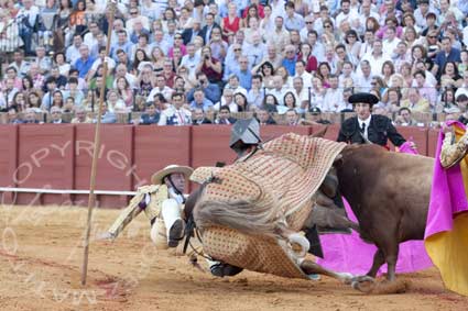 Espectacular derribo del picador José Doblado. (FOTO: López-Matito)