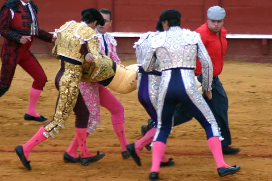 Traslado con celeridad hacia la enfermería. (FOTO: Javier Martínez)