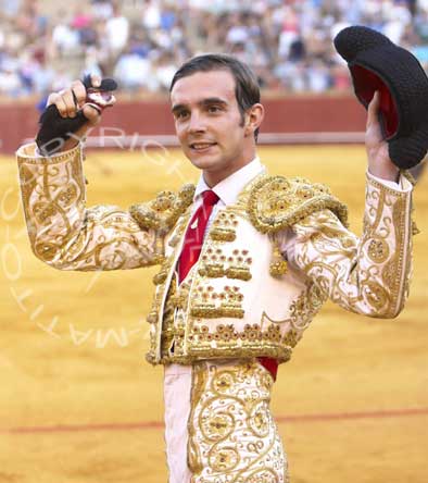 Emilio Huertas con la oreja del tercero. (FOTO: López-Matito)