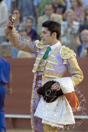 Talavante, con la oreja del sexto. (FOTO: López-Matito)