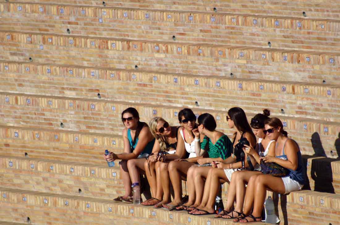 Unas guiris valientes, sí señor: 43 grados y al tendido de sol.