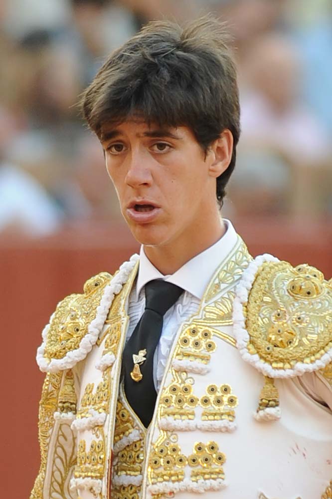 Esaú Fernández, con el escudo del Betis en el corbatín durante su corrida de San Miguel. (FOTO: López-Matito)