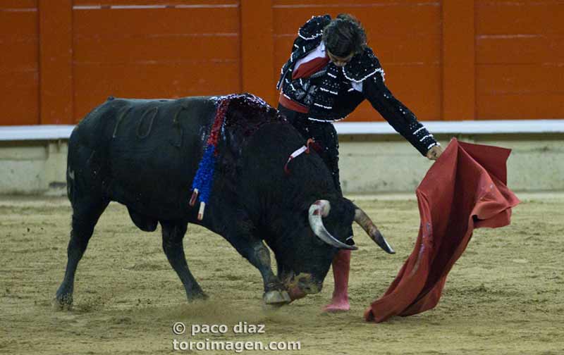 Alargando la embestida.