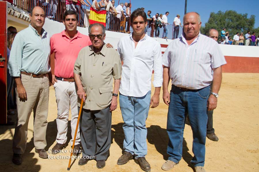 Ganaderos junto al veterano Manolo Márquez.