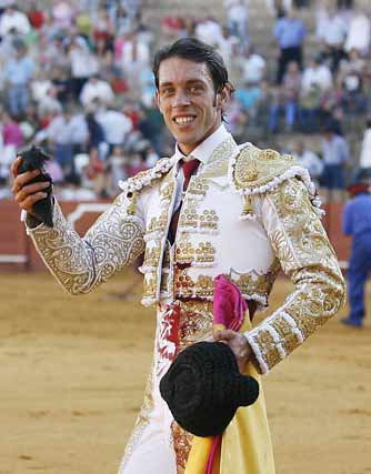 Antonio Nazaré pasea la oreja del tercero. (FOTO: Arjona/lamaestranza.es)