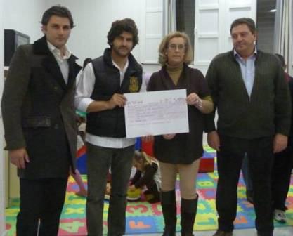 Morante entrega el cheque con los beneficios del festival.