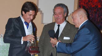 Antonio Barrera recoge su trofeo en Málaga. (FOTO: aplausos.es)