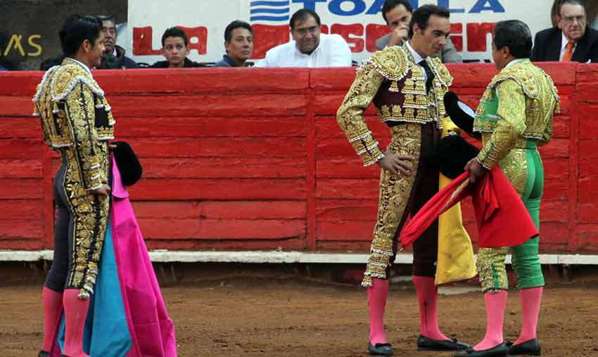 Manolo Mejía confirma la alternativa a El Cid el pasado domingo en presencia de El Zapata.