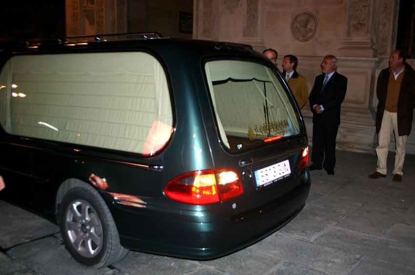 A las seis y media llegaba el coche fúnebre con los restos mortales de Diego Puerta.