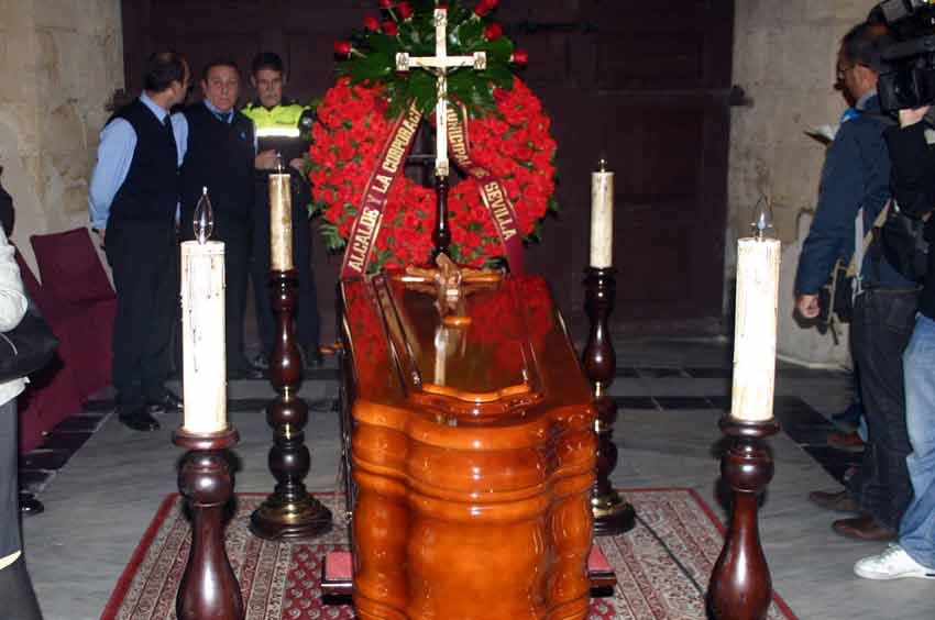 Una corona del Ayuntamiento presidía la capilla ardiente.