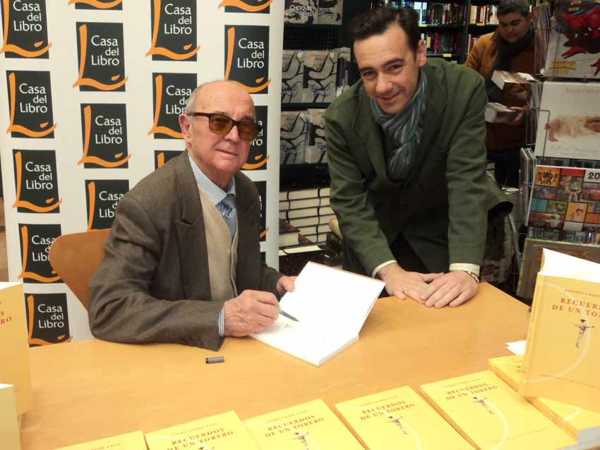 Andrés Luque Gago plasma una cariñosa dedicatoria de su libro a Francisco Mateos, de SEVILLA TAURINA.