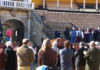 Toreros y aficionados aplauden el féretro de Diego Puerta al atravesar la Puerta del Príncipe por última vez. (FOTO: mundotoro.com)