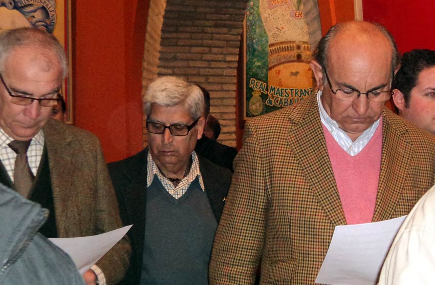 Manuel Luque, Curro Puya y Manuel Tornay repasan los carteles. (FOTO: J. Martínez)